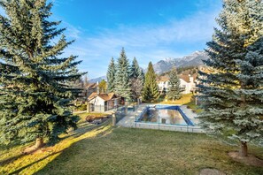 Enjoy backyard access to the community's outdoor pool (open May - September long [weather permitting].)