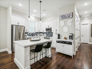 Kitchen w/Bar