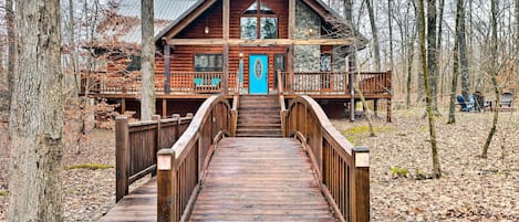 Broken Bow Vacation Rental | 2BR | 2BA | 1,176 Sq Ft | Stairs to Access