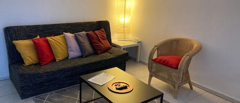 Sitzecke im Wohnzimmer mit Schlafcouch