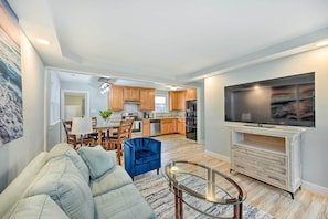 Living Room | Flat-Screen TV | Central A/C