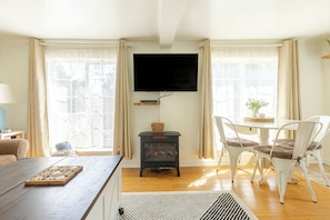 Living Room/Fireplace