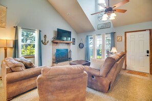 Living Room | Free WiFi | Central A/C | Decorative Fireplace