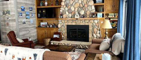 Cozy and warm gas fireplace to relax after a day on the mountain. Smart TV.
