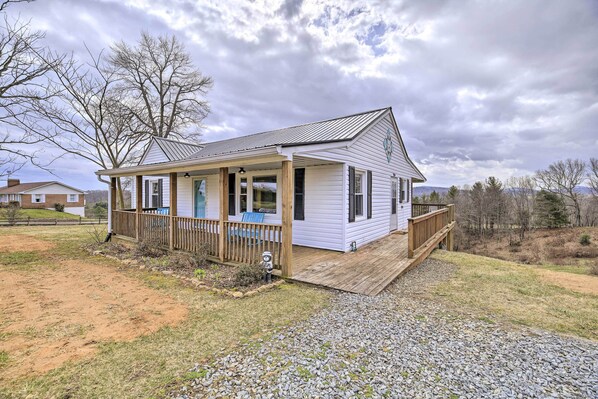 Sparta Vacation Rental | 2BR | 1BA | 1,020 Sq Ft | Step-Free Access
