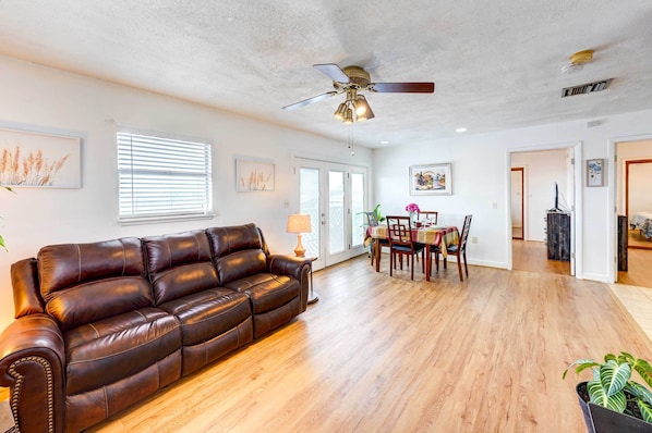 Corpus Christi Vacation Rental | 2BR | 1BA | 1,000 Sq Ft | Steps Required