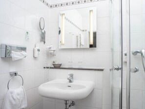 Economy-Zimmer*** in der Dependance Haus Schorfheide (Einzelzimmer)-Badezimmer Economy***