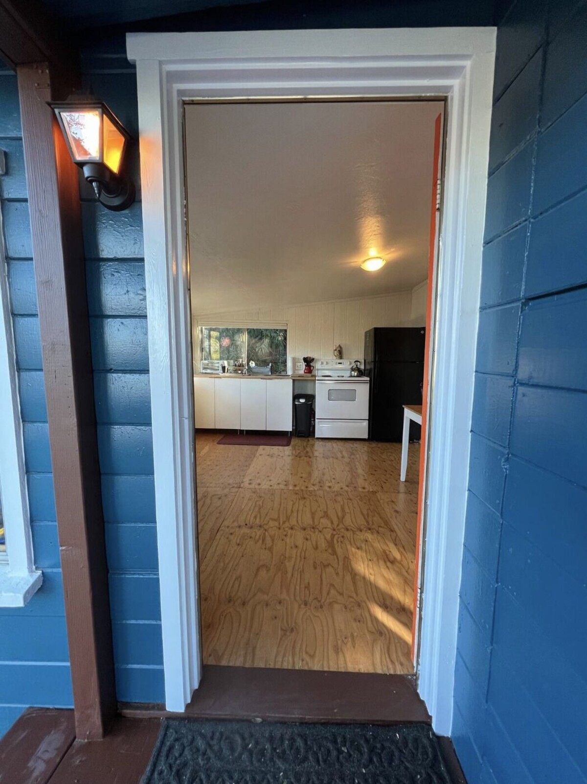 Cozy Cottage Getaway in the Mountains – 20 min from the beach!
