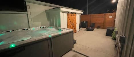 Exclusive Hot Tub, Fire Place, & Grill