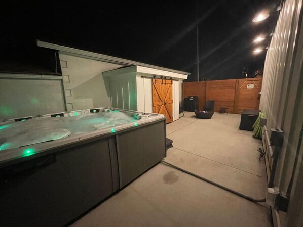 Exclusive Hot Tub, Fire Place, & Grill