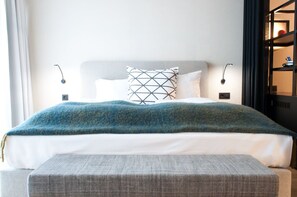 Unit with 1 King bed. Exact unit will be assigned upon arrival. Views, colors and decor may vary.