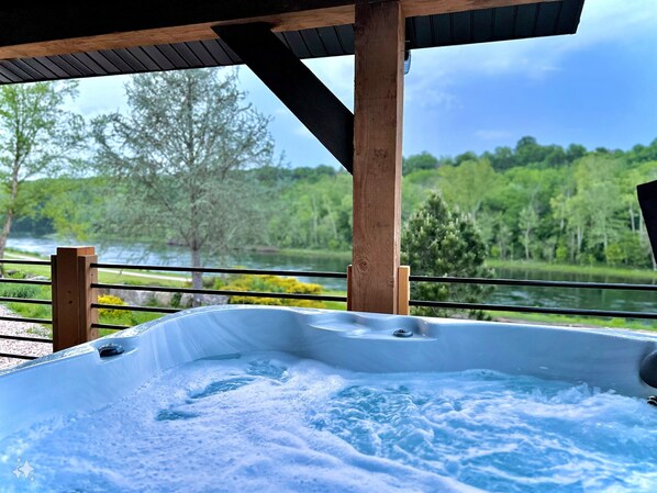 Relax in your private Hot tub with a view of Lake Taneycomo!