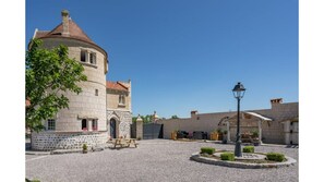 La tour de la claustrale et ses espaces 