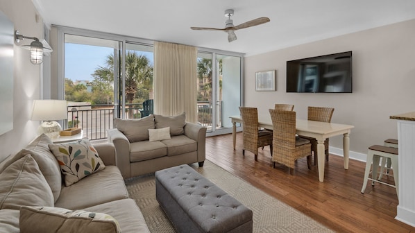 Six Palms 2A Living Area