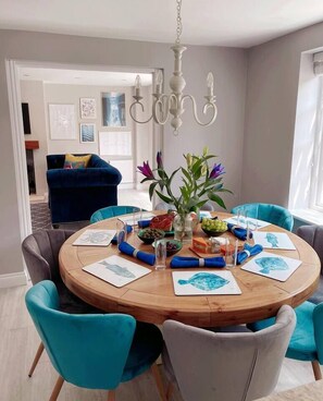 The open plan living area complete with range cooker affords a kick back and relax vibe. Situated next door to a dairy farm there is an abundance of local produce on your doorstep.