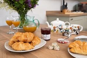 The Star Barn - a large dining table for planning the day's itinerary over breakfast