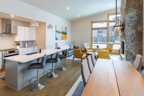 Open Space Plan with Breakfast Bar