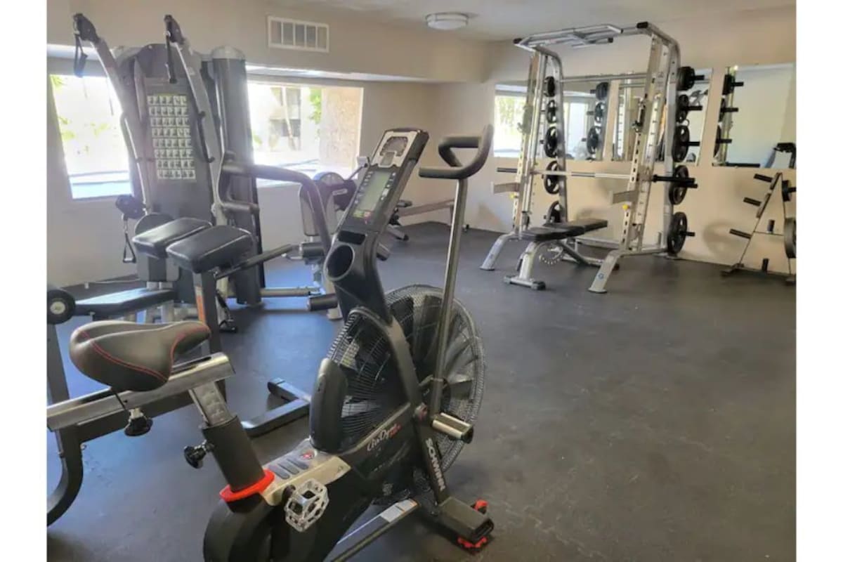 Walk distance to Old Town Scottsdale. Heated pool,spa,ground lvl unit,Maya Codos