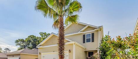 The property is located within easy reach of Interstate 110, the airport, and downtown Pensacola.
