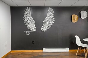 Nashville inspired wing selfie wall!