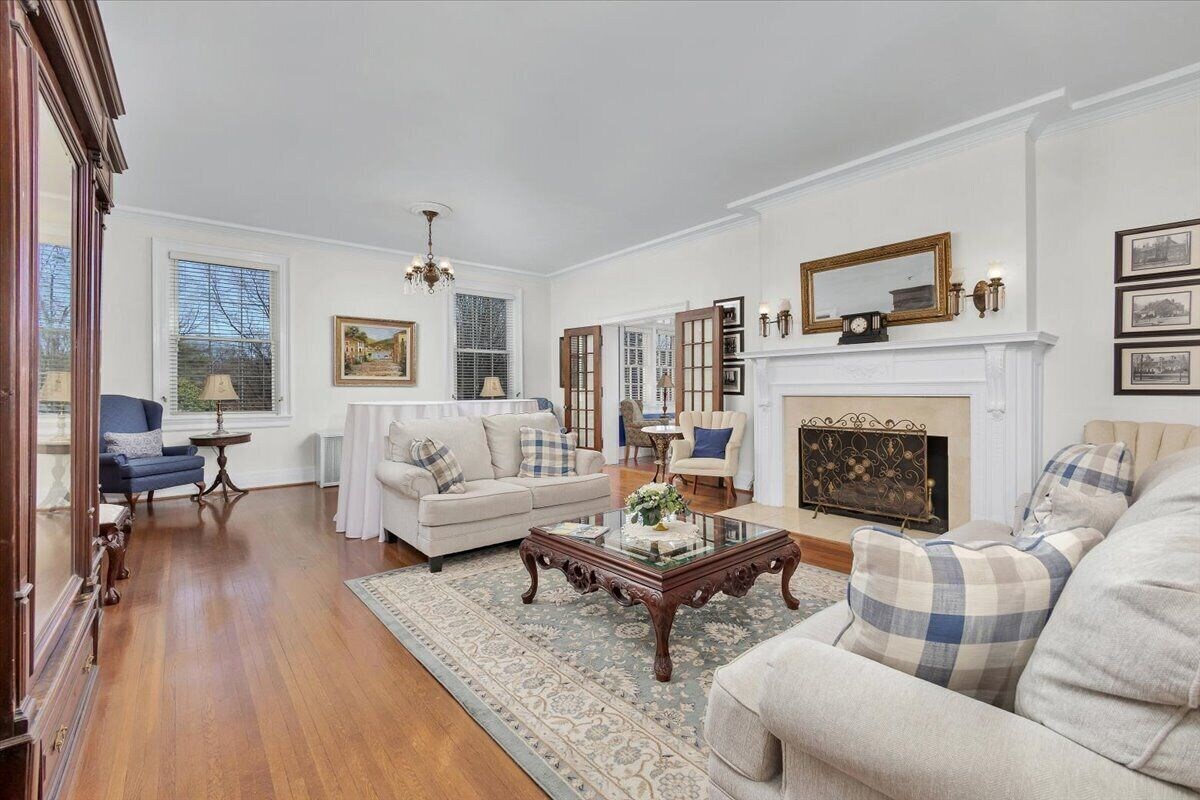 The Maridor – “Iris” Historic home near lots of shops and restaurants