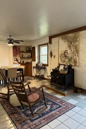 The wood burning stove is not in operation. For decoration onlyy