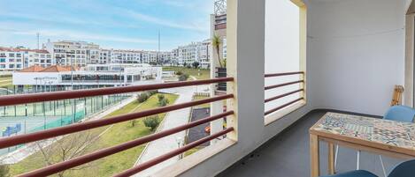 A private and sunny balcony with outdoor furnishing. Have your meals or a glass of wine outside and enjoy the Portuguese breeze! #sunny #portugal #pt #caparica