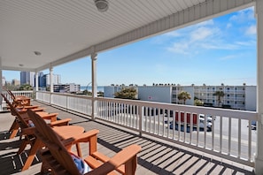 Oceanviews from our front deck 🌊🌅 Wake up to the sound of waves crashing and enjoy a cup of coffee while taking in the scenery