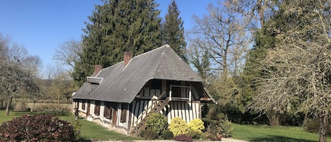 Extérieur avec cours et parking