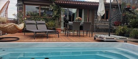 Outdoor spa tub