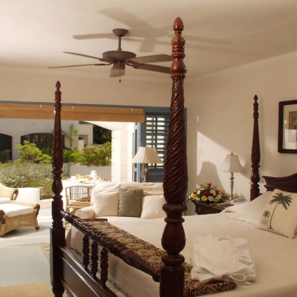 Unit with 1 King size bed. Exact unit will be assigned upon arrival. Views, colors and decor may vary.