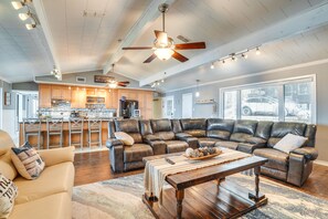 Living Room | Free WiFi | Lake Access | Smart TV