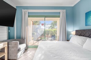 King size bed with balcony access
