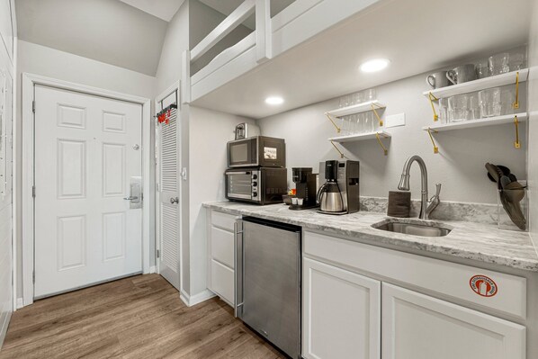 Full kitchen