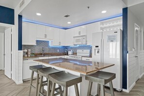 Kitchen island/breakfast bar