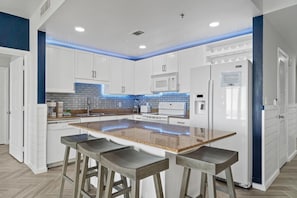 Kitchen island/breakfast bar