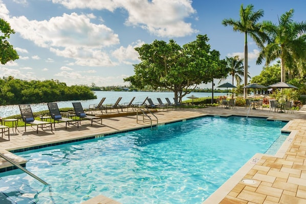 Huge swimming pool, there’s enough room for the whole party!