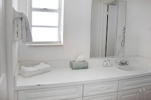 Bathroom with a shower. The essential kit and towels are provided!
