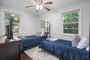 Guest bedroom with 2 twin beds