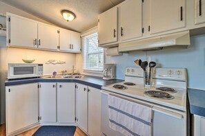 Kitchen | Single Story | Toaster | Trash Bags & Paper Towels