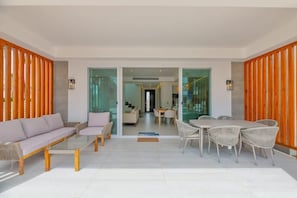 pool front