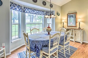 Dining Area | Dishware & Flatware Provided