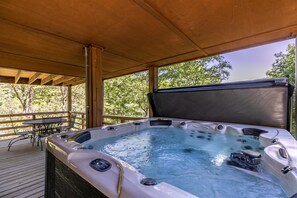Outdoor spa tub