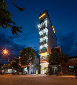 Vista frontal de la propiedad
