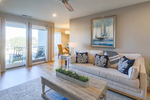 Ketch The Sunset is a beautifully decorated, third floor condo in Harbour Town.