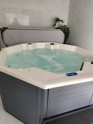 Indoor spa tub