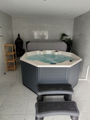 Indoor spa tub