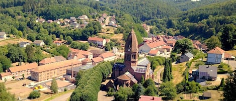 Vue du village avec la grande église