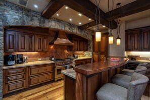 2.4-see-forever-121-telluride-kitchen1