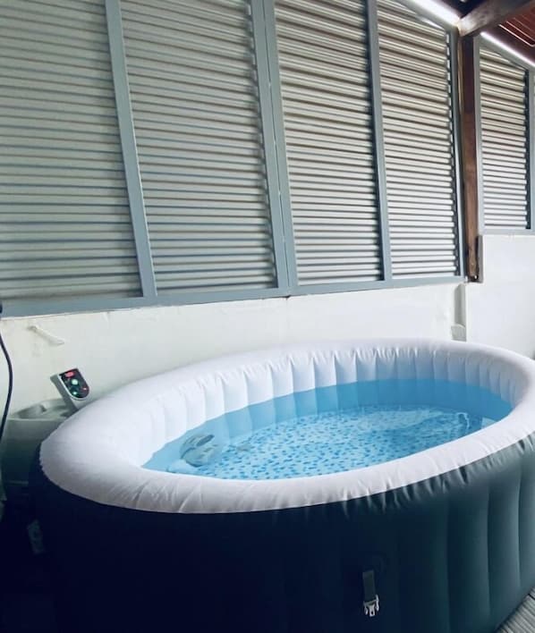 Indoor spa tub